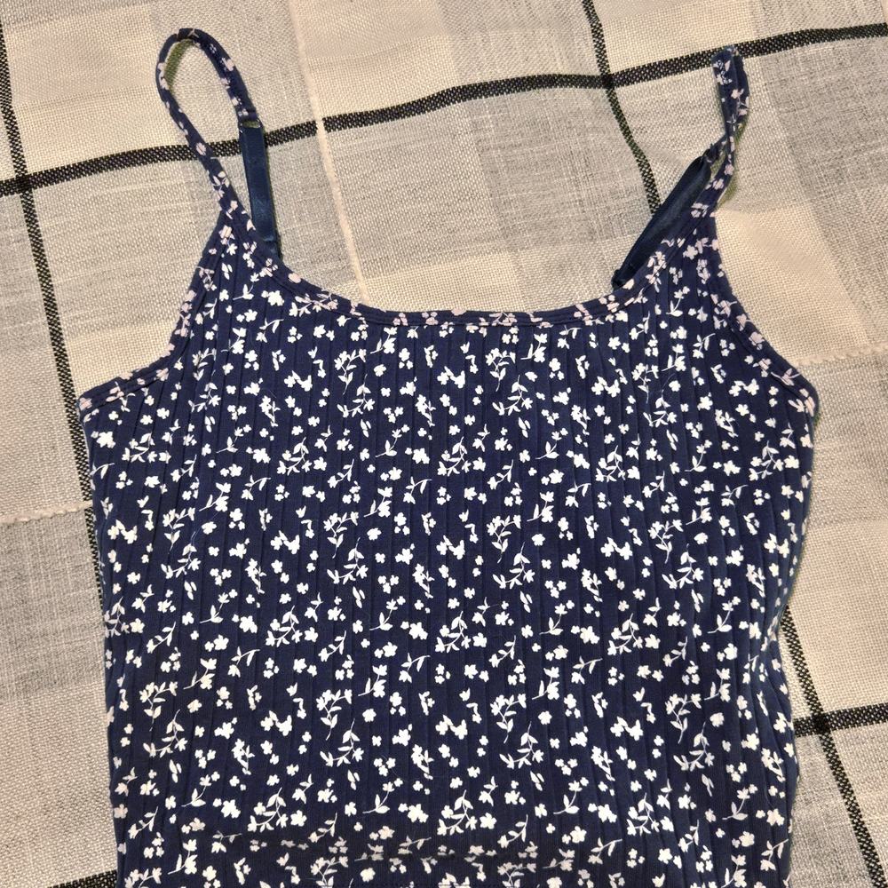 Two Old Navy White And Blue Floral Crop Tank Top With Shelf Bra, Bramis Med Tall - Picture 2 of 5